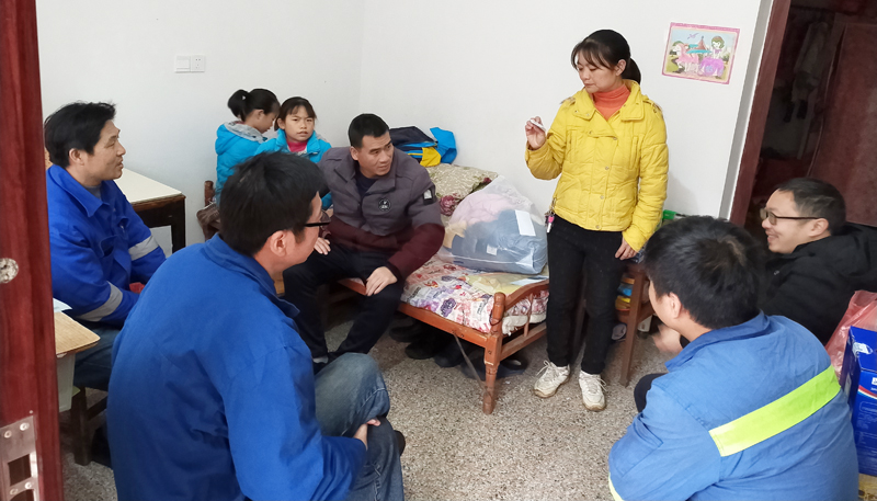 滿足孩子的小愿望 衡鋼219分廠扶貧幫困送溫暖